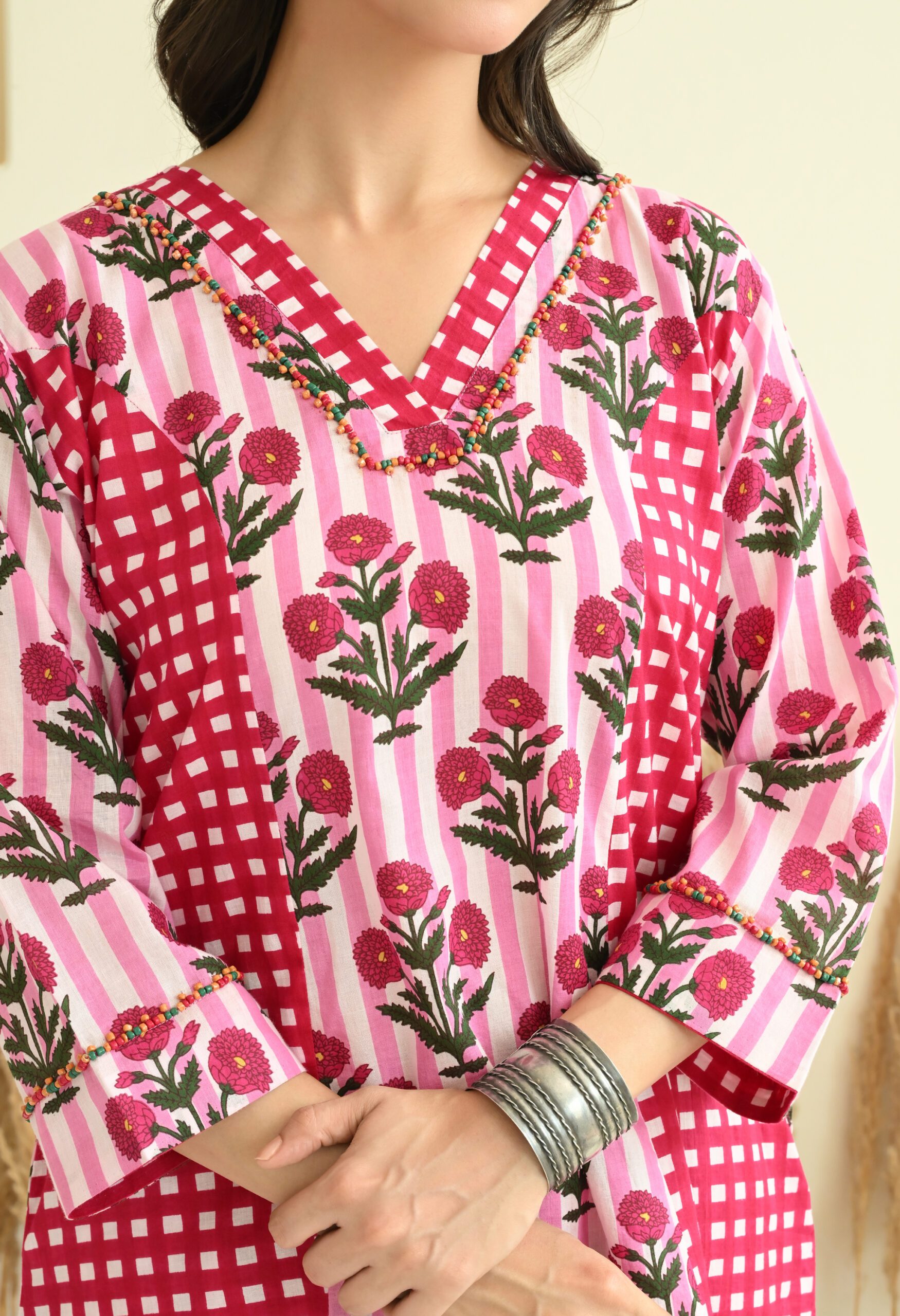 Floral and Checks Printed Short Kurta Pants Co-Ord Set - Image 4